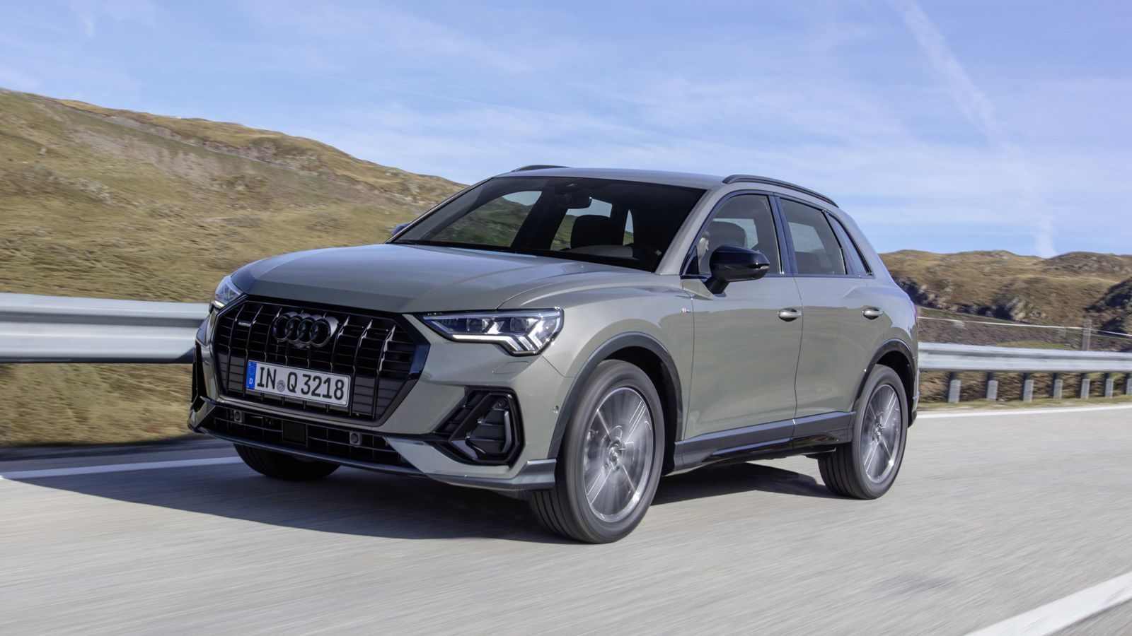 Το Audi Q3 διαθέτει επιθετικές γραμμές, τονισμένα δυναμικά και πολυτελή χαρακτηριστικά και «ψαγμένες» λεπτομέρειες, στοιχεία που διαμορφώνουν μια θελκ